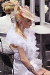 "Róża Wiatrów HAIR 2013": wieczorowa fryzura dla kobiet (ubrania i obraz: blond (kolor włosów), suknia koktajlowa biała)