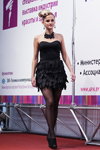 Evening Style — Роза вітрів - HAIR 2013 (наряди й образи: чорні колготки, чорна коктейльна сукня, чорні туфлі)