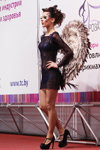 Maquillaje de fantasía — Roza vetrov - HAIR 2013 (looks: vestido negro transparente, zapatos de tacón negros, pantis transparentes cueros)