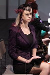 "Róża Wiatrów HAIR 2013": modna fryzura kobieca (ubrania i obraz: kopertówka czarna, żakiet buraczkowy, sukienka czarna)