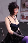 "Роза Ветров HAIR 2013": модная женская стрижка (наряды и образы: фиолетовые колготки, чёрное коктейльное платье, чёрные длинные кожаные перчатки)