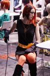 "Róża Wiatrów HAIR 2013": modna fryzura kobieca (ubrania i obraz: rękawiczki czarne, kozaki czarne, rajstopy pomarańczowe, sukienka mini czarna)