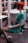 "Róża Wiatrów HAIR 2013": modna fryzura kobieca (ubrania i obraz: sukienka zielona, rude włosy, ażurowy rajstopy czarne)