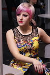 "Róża Wiatrów HAIR 2013": modna fryzura kobieca (ubrania i obraz: sukienka z nadrukiem żółta, rajstopy czarne)