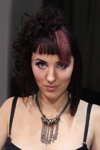 Peinados de mujer — Roza vetrov - HAIR 2013 (looks: vestido de cóctel negro, pantis violetas, guantes largos de piel negros)