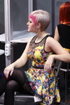 "Роза Ветров HAIR 2013": модная женская стрижка (наряды и образы: желтое платье с принтом, чёрные колготки с имитацией чулок)