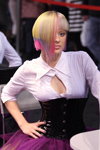 "Роза Ветров HAIR 2013": модная женская стрижка (наряды и образы: белая блуза, чёрный корсаж)