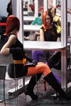 Peinados de mujer — Roza vetrov - HAIR 2013 (looks: pantis naranjas, botas negras, guantes negros, vestido negro corto)