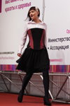 "Róża Wiatrów HAIR 2013": modna fryzura kobieca (ubrania i obraz: bluzka biała, , spódnica czarna, rajstopy czarne gęste, półbuty czarne)