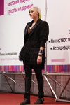"Róża Wiatrów HAIR 2013": modna fryzura kobieca (ubrania i obraz: blond (kolor włosów), żakiet czarny, top czarny, spódnica czarna)