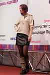 "Роза Ветров HAIR 2013": модная женская стрижка (наряды и образы: бежевый джемпер, чёрные колготки, чёрная кожаная юбка мини, серые шерстяные гетры)