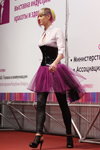 "Róża Wiatrów HAIR 2013": modna fryzura kobieca (ubrania i obraz: sandały czarne, bluzka biała, , spódnica purpurowa, skórzane legginsy czarne)