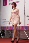 "Róża Wiatrów HAIR 2013": modna fryzura kobieca (ubrania i obraz: cienkie rajstopy cieliste, szpilki czarne, sukienka z gipiury mini biała)