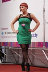 "Róża Wiatrów HAIR 2013": modna fryzura kobieca (ubrania i obraz: sukienka zielona, rajstopy czarne, botki damskie czarne)