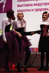 "Róża Wiatrów HAIR 2013": modna fryzura kobieca (ubrania i obraz: rajstopy czarne, sandały czarne)