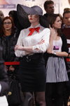 Full Fashion Look — Roza vetrov - HAIR 2013 (Looks: schwarzer Hut, weiße Bluse mit Tupfen, roter Bogen Knoten, schwarzer Gürtel, schwarzer Rock)