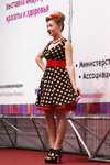 Full Fashion Look — Роза вітрів - HAIR 2013 (наряди й образи: чорна сукня в горошок, червоний ремінь, чорні босоніжки, червоне намисто)