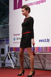 Full Fashion Look — Roza vetrov - HAIR 2013 (looks: vestido negro corto, zapatos de tacón negros, cinturón rojo)