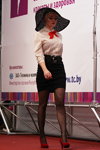 Full Fashion Look — Roza vetrov - HAIR 2013 (Looks: schwarzer perforierter Hut, weiße Bluse mit Tupfen, roter Bogen Knoten, schwarzer Mini Rock, schwarze Strumpfhose, rote Pumps)