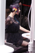 "Róża Wiatrów HAIR 2013": przedłużanie włosów (ubrania i obraz: suknia koktajlowa czarna, rajstopy z imitacją pończoch czarne)