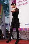 "Róża Wiatrów HAIR 2013": przedłużanie włosów (ubrania i obraz: suknia koktajlowa czarna, rajstopy z imitacją pończoch czarne, szpilki czarne)