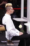 HAIR TATTOO — Роза Ветров - HAIR 2013 (наряды и образы: белая рубашка, чёрные джинсы)