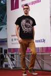 HAIR TATTOO — Роза Ветров - HAIR 2013 (наряды и образы: чёрная футболка с принтом, серые кеды, песочные джинсы)