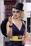 Подіумний макіяж — Роза вітрів - HAIR 2013 (наряди й образи: чорна капелюх, сіня сукня з декольте плісе)