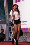 Street style — Roza vetrov - HAIR 2013 (Looks: rosaner Hut, weiße Bluse, bedruckter Schal, schwarze Stiefeletten, schwarze Handtasche, schwarze Handschuhe, schwarze Ledershorts)