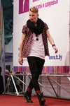 Street style — Роза вітрів - HAIR 2013 (наряди й образи: чорний шарф-хомут, чорні черевики, бордові шкарпетки, сорочка з принтом з коротким рукавом, чорні джинси)