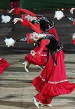 выступление образцового хореографического ансамбля "Шолпан" (г.Караганда, Казахстан). В Гомеле открылся "Сожскі карагод"
