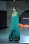 Фестиваль национального платья — Art Week Style.uz 2013 (наряды и образы: зеленое платье, чёрные туфли)