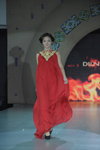 Фестиваль национального платья — Art Week Style.uz 2013 (наряды и образы: красное платье, чёрные туфли)