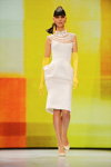 Показ нової колекції одягу Валентина Юдашкіна (наряди й образи: біла сукня, жовті рукавички)