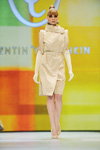 Показ нової колекції одягу Валентина Юдашкіна (наряди й образи: сукня кольору слонової кістки, білі рукавички)