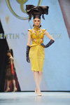 Pokaz nowej kolekcji ubrań Walentina Judaszkina (ubrania i obraz: rękawiczki czarne, sukienka żółta)