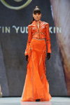 Pokaz nowej kolekcji ubrań Walentina Judaszkina (ubrania i obraz: spódnica maksi pomarańczowa, rękawiczki czarne, skórzana kurtka pomarańczowa)
