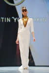 Показ нової колекції одягу Валентина Юдашкіна (наряди й образи: біла облягаюча сукня максі)