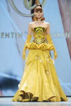 Показ нової колекції одягу Валентина Юдашкіна (наряди й образи: жовті рукавички, жовта сукня)