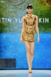 Показ новой коллекции одежды Валентина Юдашкина (наряды и образы: золотое платье мини)