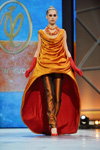 Pokaz nowej kolekcji ubrań Walentina Judaszkina (ubrania i obraz: sukienka pomarańczowa, rękawiczki czerwone)