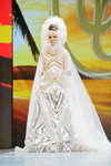 Valentin Yudashkin SS2013 show (looks: white maxi dress, white wedding veil)