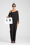 Lookbook Annette Görtz SS2014 (ubrania i obraz: pulower czarny przejrzysty, top czarny, spodnie czarne, sandały czarne)