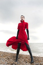 Кампанія BASHARATYAN V AW 2013/2014 (наряди й образи: чорні чоботи-панчохи, чорні довгі рукавички, червона сукня-сорочка)