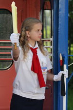 Фотофакт: форма юних залізничників (наряди й образи: білі рукавички)