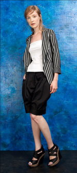 Lookbook von PODOLYAN SS 2013 (Looks: weißes Top, grauer gestreifter Blazer, schwarze Shorts, schwarze Sandaletten mit Keilabsatz)