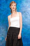 Lookbook de PODOLYAN SS 2013 (looks: top blanco, maxi falda negra)