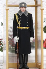 Фотофакт: зимняя форма караульных Поста №1 (наряды и образы: белые перчатки, чёрные сапоги)