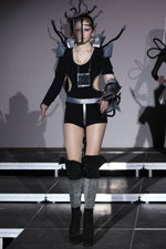 показ колекції взуття дизайнера Дмитра Прігожаева на Фестивалі "Мамонт 2011" в Мінську. ботфорти (наряди й образи: чорні ботфорти)