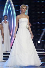 Maria Smargun (looks: vestido de novia blanco)